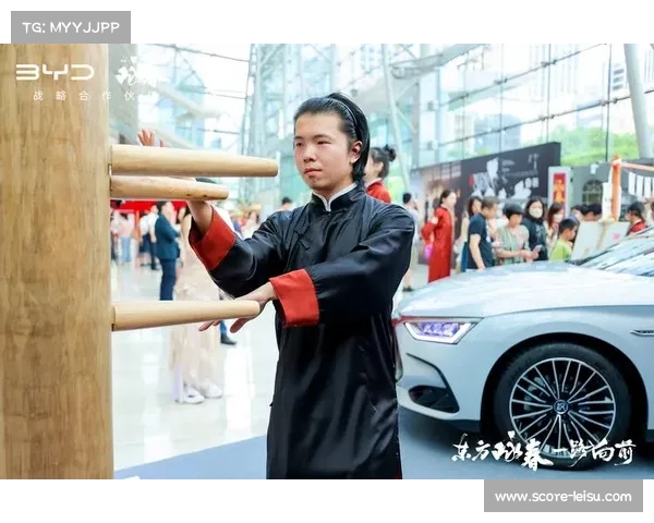 梁小龙现场指导中国新秀探索MMA擂台咏春技战术创新与实践 梁小龙现场指导中国新秀探索MMA擂台咏春技战术创新与实践